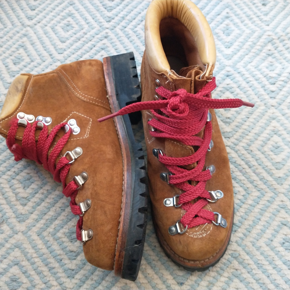 Wolverine Brown Lace Up Boots with Red Laces